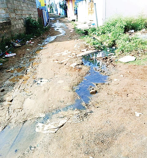 ರಸ್ತೆ ಮೇಲೆಯೇ ಕೊಳಚೆ ನೀರು