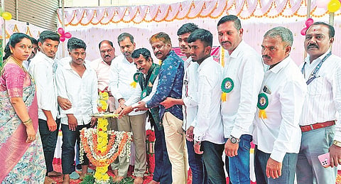 ಕೆ.ಆರ್.ನಗರದ ಶ್ರೀ ಕೃಷ್ಣರಾಜೇಂದ್ರ ಬಾಲಕರ ಸರ್ಕಾರಿ ಪದವಿ ಪೂರ್ವ ಕಾಲೇಜಿನಲ್ಲಿ ಆಯೋಜಿಸಿದ್ದ ಕಾರ್ಯಕ್ರಮವನ್ನು ಶಾಸಕ ಡಿ.ರವಿಶಂಕರ್ ಉದ್ಘಾಟಿಸಿದರು. ಎಂ.ಸಿ.ಚಂದ್ರಶೇಖರ್, ಪ್ರೊ.ಮೈಸೂರು ಕೃಷ್ಣಮೂರ್ತಿ, ಸಾಕರಾಜು, ನಟರಾಜು, ಮುರಳೀಧರ್, ನೇತ್ರಾವತಿ, ದಶರಥ, ಶಿವಣ್ಣನಾಯಕ, ರಮೇಶ್, ಗೋವಿಂದರಾಜ್ ಇದ್ದರು.