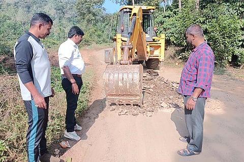 ಕೋಕೇರಿ-ಕೊಳಕೇರಿ ರಸ್ತೆ ಕಾಮಗಾರಿಗೆ ಚಾಲನೆ