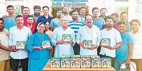 ಕೆ.ಆರ್.ನಗರದ ದಿವ್ಯ ಕರುಣೆಯ ದೇವಾಲಯದಲ್ಲಿ ಕೆಪಿಸಿಸಿ ಕಾರ್ಯಕಾರಣಿ ಸದಸ್ಯ ದೊಡ್ಡಸ್ವಾಮೇಗೌಡ ಕ್ರೈಸ್ತರಿಗೆ ಕೇಕ್ ವಿತರಣೆ ಮಾಡುವ ಮೂಲಕ ಕ್ರಿಸ್‌ಮಸ್ ಶುಭಾಶಯ ಕೋರಿದರು. ರಾಯಪ್ಪ, ನಟರಾಜ್, ಶಿವುನಾಯಕ್, ವಿನಯ್, ಪುಷ್ಪಾ, ರೀನಾ, ಪ್ರಿಯಲತಾ, ಫಿಲೀಪ್, ಕ್ರಿಸ್ಟಿ, ಜಾರ್ಜ್, ಪುಟ್ಟರಾಜ್, ಆದರ್ಶ್ ಇದ್ದರು.