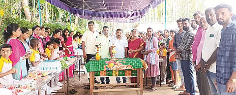 ಮುತ್ತೂರು ಗ್ರಾಮದ ಶ್ರೀ ಮಂಜುನಾಥೇಶ್ವರ ವಿದ್ಯಾಸಂಸ್ಥೆಯಲ್ಲಿ ಆಯೋಜಿಸಿದ್ದ ಮಕ್ಕಳ ಸಂತೆ ಕಾರ್ಯಕ್ರಮವನ್ನು ಕೆ.ಸಿ.ಜಯಕುಮಾರ್ ಉದ್ಘಾಟಿಸಿದರು. ದಮಯಂತಿ ಚೌಡಯ್ಯ, ಸುರೇಶ, ಸುಶೀಲ, ಮಹೇಶ್ ಇದ್ದರು.
