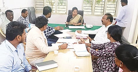 ಸರಗೂರಿನ ತಹಸೀಲ್ದಾರ್ ಕಚೇರಿಯಲ್ಲಿ ಆಯೋಜಿಸಿದ್ದ ಪೂರ್ವಭಾವಿ ಸಭೆಯಲ್ಲಿ ಅಧಿಕಾರಿಗಳು ಪಾಲ್ಗೊಂಡಿದ್ದರು. ಮೋಹನ ಕುಮಾರಿ, ರಘು, ರಾಜಣ್ಣ, ಮಹದೇವಸ್ವಾಮಿ ಇದ್ದರು. 