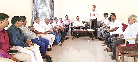 ಸರಗೂರು ಪಟ್ಟಣದ ಪ್ರವಾಸಿ ಮಂದಿರದಲ್ಲಿ ಆಯೋಜಿಸಿದ್ದ ಸಭೆಯಲ್ಲಿ ವೈ.ಡಿ.ರಾಜಣ್ಣ ಮಾತನಾಡಿದರು.