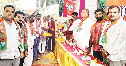 ತಿ.ನರಸೀಪುರ ಪಟ್ಟಣದ ಹೆಳವರಹುಂಡಿ ವೃತ್ತದಲ್ಲಿ ಮಾಜಿ ಪ್ರಧಾನಿ ಅಟಲ್ ಬಿಹಾರಿ ವಾಜಪೇಯಿ ಅವರ ಜನ್ಮ ದಿನ ಆಚರಿಸಲಾಯಿತು. ನಗರ್ಲೆ ಎನ್.ಎಂ.ಮಹದೇವಸ್ವಾಮಿ, ಸಿ.ರಮೇಶ್, ಎಸ್.ಕೆ.ಕಿರಣ್, ವೆಂಕಟರಮಣಶೆಟ್ಟಿ, ಲಕ್ಷ್ಮೀ, ಕುಮಾರ್, ನಾಗಣ್ಣ, ನಂದೀಶ್ ಇದ್ದರು.