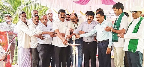 ಬೆಟ್ಟದಪುರ ಸಮೀಪದ ಭುವನಹಳ್ಳಿ ಗ್ರಾಮದ ಪ್ರಗತಿಪರ ರೈತ ಜವರೇಗೌಡ ಅವರ ಅಡಕೆ ತೋಟದಲ್ಲಿ ಆಯೋಜಿಸಿದ್ದ ಕಾರ್ಯಕ್ರಮವನ್ನು ಗಣ್ಯರು ಉದ್ಘಾಟಿಸಿದರು. ರಾಮೇಗೌಡ, ವೈ.ಪ್ರಸಾದ್, ರಾಜೇಗೌಡ, ಡಾ.ಸೋಮಯ್ಯ, ಚಂದ್ರೇಗೌಡ, ಸ್ವಾಮಿಗೌಡ, ಬಿ.ಜೆ ದೇವರಾಜ್, ಚಂದ್ರಪ್ಪ, ವೆಂಕಟೇಶ್ ಇದ್ದರು.