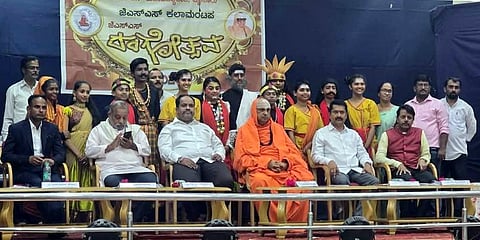 ಕಲೆಯನ್ನು ಆನಂದಿಸುವ ಪ್ರವೃತ್ತಿ ರೂಢಿಸಿಕೊಳ್ಳಿರಿ