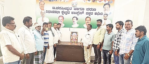 ತಿ.ನರಸೀಪುರದ ಕಾಂಗ್ರೆಸ್ ಕಚೇರಿಯಲ್ಲಿ ಮಾಜಿ ಪ್ರಧಾನಿ ಮನಮೋಹನ್ ಸಿಂಗ್ ಅವರ ನಿಧನಕ್ಕೆ ಶ್ರದ್ಧಾಂಜಲಿ ಸಲ್ಲಿಸಲಾಯಿತು. ಬಸವರಾಜು, ಕಲಿಯೂರು ಶಿವಣ್ಣ, ಕನ್ನಹಳ್ಳಿ ಲಕ್ಷ್ಮಣ, ಕೆಬ್ಬೆ ಮಧು, ಸೋಸಲೆ ಕಾರ್ತಿಕ್, ಉಕ್ಕಲಗೆರೆ ರಾಜು, ಎಂ.ರಂಗರಾಜು ಇದ್ದರು