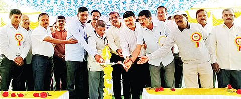 ಬೇಲೂರು ತಾಲೂಕಿನ ನೇರಲಕಟ್ಟೆ ಸರ್ಕಾರಿ ಪ್ರೌಢಶಾಲೆಯಲ್ಲಿ ಹಳೇ ವಿದ್ಯಾರ್ಥಿಗಳ ಸಂಘದಿಂದ ಆಯೋಜಿಸಿದ್ದ ಗುರುವಂದನೆ ಹಾಗೂ ಹಳೇ ವಿದ್ಯಾರ್ಥಿಗಳ ಪುನರ್ಮಿಲನ ಕಾರ್ಯಕ್ರಮವನ್ನು ಗಣ್ಯರು ಉದ್ಘಾಟಿಸಿದರು.