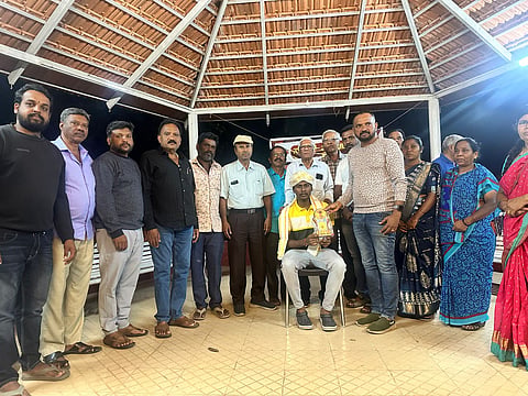 ನಗರ ಪಾಲಿಕೆ ಮಾಜಿ ಸದಸ್ಯ ಜೆ.ಎಸ್.ಜಗದೀಶ್ ಬಳಗದಿಂದ ಉಚಿತವಾಗಿ ಎಂ.ಬಿ.ಬಿ.ಎಸ್. ಸೀಟ್ ಪಡೆದ ಪೌರ ಕಾರ್ಮಿಕರ ಪುತ್ರನಿಗೆ ಸನ್ಮಾನ