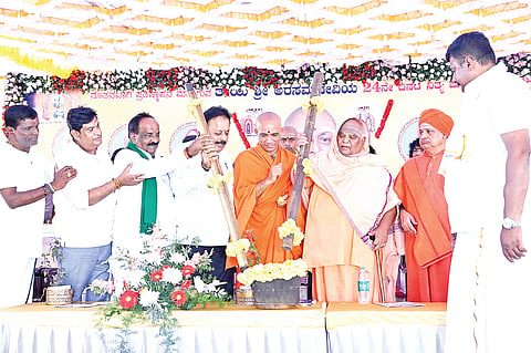 ನಾಗಮಂಗಲ ತಾಲೂಕಿನ ಜವರನಹಳ್ಳಿ ಗ್ರಾಮದಲ್ಲಿ ನೂತನವಾಗಿ ಪ್ರತಿಷ್ಠಾಪಿಸಿರುವ ಶ್ರೀ ಅರಸಮ್ಮದೇವಿಯ 24ನೇ ದಿನದ ನಿತ್ಯ ಪೂಜಾ ಮಹೋತ್ಸವ ಸಮಾರಂಭದ ವೇದಿಕೆ ಕಾರ್ಯಕ್ರಮವನ್ನು ಗಣ್ಯರು ಉದ್ಘಾಟಿಸಿದರು. ಎನ್.ಚಲುವರಾಯಸ್ವಾಮಿ, ಡಾ.ನಿರ್ಮಲಾನಂದನಾಥ ಸ್ವಾಮೀಜಿ, ಶಂಭುನಾಥ ಸ್ವಾಮೀಜಿ, ಡಾ.ಜೆ.ಎನ್.ರಾಮಕೃಷ್ಣೇಗೌಡ, ಶ್ರೀನಾಥ್, ವಿನೋದ್‌ರಾಜ್, ಸುರೇಶ್ ಇತರರು ಇದ್ದರು.