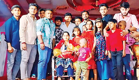 ಭಾರತೀನಗರ ಸಮೀಪದ ದೇವರಹಳ್ಳಿಯಲ್ಲಿ ಆಯೋಜಿಸಿದ್ದ ಹೊನಲು ಬೆಳಕಿನ ಕಬಡ್ಡಿ ಪಂದ್ಯಾವಳಿಯ ಸಭಾ ಕಾರ್ಯಕ್ರಮದಲ್ಲಿ ಸಮಾಜ ಸೇವಕಿ ಚೈತ್ರ ಶಶಿಧರ್‌ಗೌಡ ಅವರನ್ನು ಅಭಿನಂದಿಸಲಾಯಿತು. ದೇವರಹಳ್ಳಿ ವೆಂಕಟೇಶ್, ಕುಮಾರ್, ಪ್ರಜ್ವಲ್, ಅಮೀತ್, ರಾಜೇಶ್, ಅರುಣ್, ತೇಜಸ್ ಇತರರು ಇದ್ದರು.