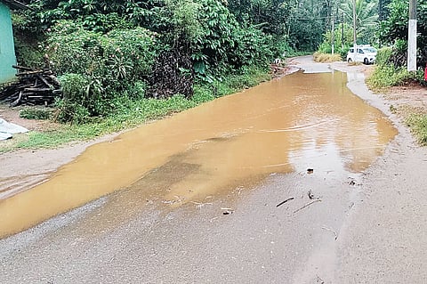 ರಸ್ತೆ ಮೇಲೆ ನೀರು ನಿಂತು ಸಮಸ್ಯೆ