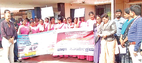 ಆಲೂರು ಪಟ್ಟಣದಲ್ಲಿ ಆಯೋಜಿಸಿದ್ದ ಕ್ಷಯ ಮುಕ್ತ ಭಾರತದೆಡೆಗೆ 100 ದಿನಗಳ ಅಭಿಯಾನ ಜಾಥಾ ಕಾರ್ಯಕ್ರಮದಲ್ಲಿ ಜೆಎಂಎಫ್‌ಸಿ ನ್ಯಾಯಾಲಯದ ಹಿರಿಯ ನ್ಯಾಯಾಧೀಶೆ ಎಂ.ಎಸ್.ಶಶಿಕಲಾ ಮಾತನಾಡಿದರು. ಡಾ.ಸುಧಾ, ಶಶಿಕಲಾ, ಪುಟ್ಟಸ್ವಾಮಿಗೌಡ, ಉಷಾ, ದಯಾನಂದ್, ದೇವರಾಜ್ ಇತರರಿದ್ದರು.