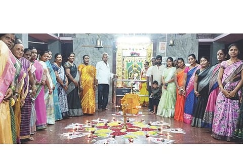 ಗಂಗಾವತಿ ಹಿರೇಜಂತಕಲ್ ಶ್ರೀ ಕನ್ನಿಕಾಪರಮೇಶ್ವರಿ ದೇವಾಲಯದಲ್ಲಿ ವಿರುಪಾಪುರದ ಆರ್ಯ ವೈಶ್ಯ ಸಮಾಜದಿಂದ ಕಾರ್ತೀಕ ದೀಪೋತ್ಸವ ಶನಿವಾರ ಜರುಗಿತು. ಸಮಾಜದ ಅಧ್ಯಕ್ಷ ನಾಗರಾಜ ದರೋಜಿ, ಮಹಿಳಾ ಭಜನೆ ಪದಾಧಿಕಾರಿಗಳಾದ ರುಕ್ಮಿಣಿ ದಮ್ಮೂರ್, ಉಷಾಶಿರಿಗೇರಿ, ಜಿ.ರೇಖಾ ಇತರರಿದ್ದರು.