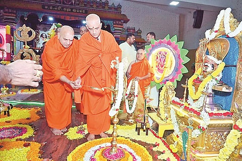 ನಾಗಮಂಗಲ ತಾಲೂಕಿನ ಆದಿಚುಂಚನಗಿರಿಯಲ್ಲಿ ಆಯೋಜಿಸಿದ್ದ ಲಕ್ಷ ದೀಪೋತ್ಸವಕ್ಕೆ ಶ್ರೀ ನಿರ್ಮಲಾನಂದನಾಥ ಸ್ವಾಮೀಜಿ ಚಾಲನೆ ನೀಡಿದರು.