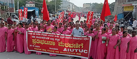 AIUTUC RALLY FROM AMBEEDKAR CIRCLE TO DC OFFICE AND SUBMIRT MEEMONDRUM TO ADC (3)