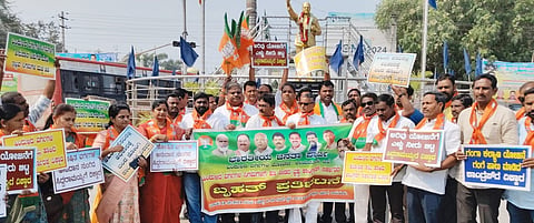 BJP PROTEST IN FRONT OF AMBEDKAR CIRCLE AND SUBMIT MEREM ONDRUM TO DC OFFICE (3)