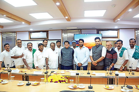 HUN-DEC-2-3(TOBACCO FARMERS MEETING WITH COMMERCE MINISTER(