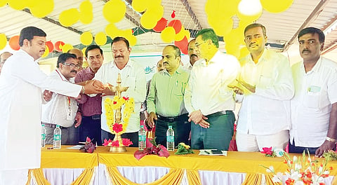 ಆಲೂರು ತಾಲೂಕಿನ ರಾಯರ ಕೊಪ್ಪಲು ಗ್ರಾಮದಲ್ಲಿರುವ ಇನ್ಸ್ ಪೈರ್ ಶಾಲೆಯ ಆವರಣದಲ್ಲಿ ಆದಿ ಚುಂಚನಗಿರಿ ಮಠ, ರಾಧಮ್ಮ ಜನಸ್ಪಂದನ, ಸರ್ಕಾರಿ ಜಿಲ್ಲಾಸ್ಪತ್ರೆ, ಸ್ಪರ್ಷ್ ಹಾಸ್ಪಿಟಲ್ ಸಂಯುಕ್ತಾಶ್ರಯದಲ್ಲಿ ಆಯೋಜಿಸಿದ್ದ ಉಚಿತ ಆರೋಗ್ಯ ಶಿಬಿರ ಕಾರ್ಯಕ್ರಮವನ್ನು ಮಾಜಿ ಶಾಸಕ ಎ.ಟಿ ರಾಮಸ್ವಾಮಿ ಉದ್ಘಾಟಿಸಿ ಮಾತನಾಡಿದರು, ಹೇಮಂತ್ ಕುಮಾರ್, ನಿವೃತ್ತ ಜಿ.ಪಂ ಕಾರ್ಯನಿರ್ವಹಣಾಧಿಕಾರಿ ಪರಮೇಶ್, ಕೃಷ್ಣೇಗೌಡ, ಮಂಜೇಗೌಡ ಮುಂತಾದವರು ಹಾಜರಿದ್ದರು. 