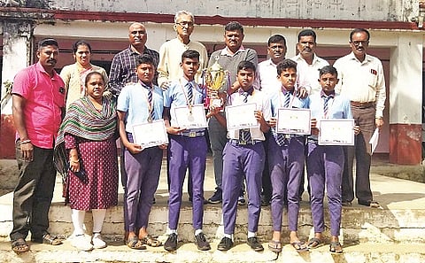 ಬಾಲ್ ಬ್ಯಾಡ್ಮಿಂಟನ್ ಪಂದ್ಯಾವಳಿಯಲ್ಲಿ ರಾಜ್ಯಮಟ್ಟಕ್ಕೆ ಆಯ್ಕೆಯಾದ ರಾವಂದೂರಿನ ಕರ್ನಾಟಕ ಪಬ್ಲಿಕ್ ಶಾಲೆ ಪ್ರೌಢಶಾಲಾ ವಿಭಾಗದ ವಿದ್ಯಾರ್ಥಿಗಳನ್ನು ಅಭಿನಂದಿಸಲಾಯಿತು. 