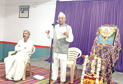 ಅರಸೀಕೆರೆಯ ಶ್ರೀರಾಮ ಮಂದಿರದಲ್ಲಿ ಆಯೋಜಿಸಿದ್ದ ಸಭೆಯಲ್ಲಿ ಶ್ರೀಕಾಂತ್ ನವಲಗುಂದ ಮಾತನಾಡಿದರು. ಶಿವಶಂಕರ್ ಇದ್ದರು.
