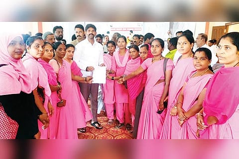 Kampli Asha workers meet to MLA