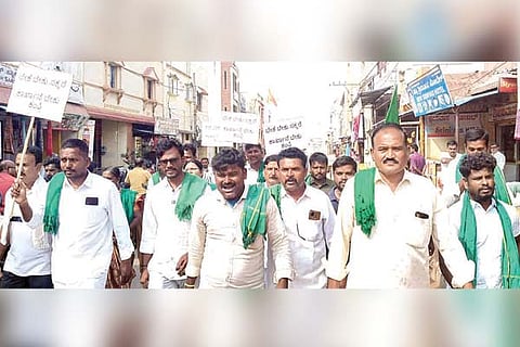 Kampli formars protest
