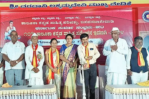 Poets, Society's Eye, Basavanbagewadi, Dr. Madhava Gudi, Ivanagi, Varadani Lakkammadevi Temple, Kannada Sahitya Sammelna, Poetry Conference,