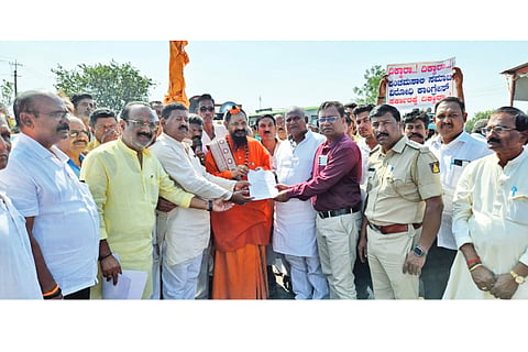 Suspend those responsible for lathi charge