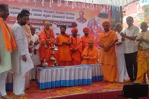 There is no future if the Veerashaivas are not united.