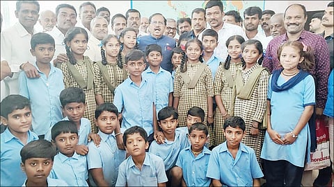 ಪ್ರವಾಸಕ್ಕೆ ಹೊರಟಿರುವ ಹೊಸಕೋಟೆ ಸರ್ಕಾರಿ ಶಾಲೆಯ ಮಕ್ಕಳು ಮತ್ತು ಎಸ್​ಡಿಎಂಸಿ ಸದಸ್ಯರು ಹಾಗೂ ಶಿಕರು ಗೃಹ ಸಚಿವ ಡಾಜಿ ಪರಮೇಶ್ವರ ಅವರನ್ನು ಶನಿವಾರ ಭೇಟಿ ಮಾಡಿ ಪ್ರವಾಸದ ಬಗ್ಗೆ ಮಾಹಿತಿ ನೀಡಿದರು. ಮುಖ್ಯಶಿಕ್ಷಕ ಕಾಂತಪ್ಪ, ದೇಣಿಗೆ ಕೊಟ್ಟ ಶಿಕ್ಷಕ ಹರೀಶ್​ ಕುಮಾರ್​ ಸೇರಿದಂತೆ ಇತರರ ಶಿಕ್ಷಕರು ಇದ್ದರು.