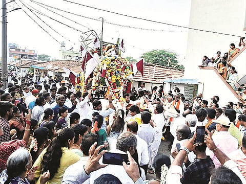  ಎಂ.ಸೀಹಳ್ಳಿ ಗ್ರಾಮದಲ್ಲಿ ಶಕ್ರವಾರ ಶ್ರೀ ತ್ರಿಪುರ ಸುಂದರಿ ಅಮ್ಮನವರ ಬಂಡಿ ಉತ್ಸವ ಅದ್ದೂರಿಯಾಗಿ ನೆರವೇರಿತು.