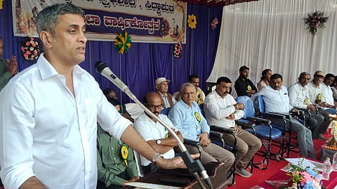  ಸಿದ್ದಾಪುರ ಪ್ರೌಢಶಾಲಾ ಮೈದಾನದಲ್ಲಿ ಇತ್ತೀಚೆಗೆ ಆಯೋಜಿಸಲಾಗಿದ್ದ ಶಾಲೆಯ 58ನೇ ವಾರ್ಷಿಕೋತ್ಸವ ಕಾರ್ಯಕ್ರಮದಲ್ಲಿ ಶಾಸಕ ಎ.ಎಸ್.ಪೊನ್ನಣ್ಣ ಮಾತನಾಡಿದರು. 