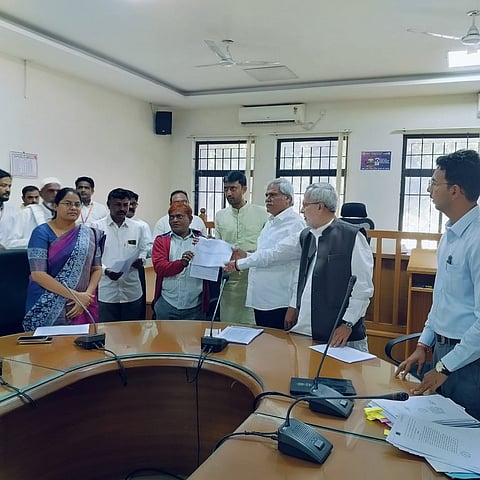 ಜಿಲ್ಲೆಯ ಐವರು ರೈತರಿಗೆ ನೂತನ ಪಹಣಿ ವಿತರಣೆ ಮೂರು ದಶಕಗಳ ಸಮಸ್ಯೆಗೆ ಸಿಕ್ತು ಪರಿಹಾರ,ರೈತರು ನಿರಾಳ