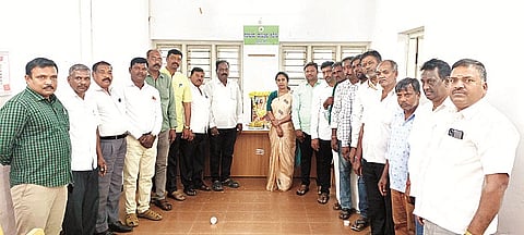 ಸರಗೂರಿನ ತಹಸೀಲ್ದಾರ್ ಕಚೇರಿಯಲ್ಲಿ ಅಮರಶಿಲ್ಪಿ ಜಕಣಾಚಾರಿ ಜಯಂತಿಯನ್ನು ಸರಳವಾಗಿ ಆಚರಿಸಲಾಯಿತು. ಮೋಹನಕುಮಾರಿ, ನಟರಾಜು, ರವಿ, ಸಂತೋಷ್ ಇದ್ದರು.