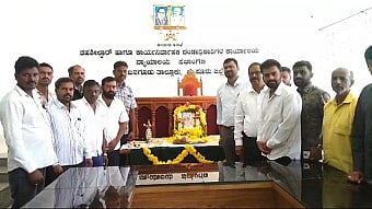 ನಂಜನಗೂಡಿನಲ್ಲಿವಿಶ್ವಕರ್ಮ ಅಮರ ಶಿಲ್ಪಿ ಜಕಣಾಚಾರಿ ಜಯಂತಿಯನ್ನು ಸರಳವಾಗಿ ಆಚರಿಸಲಾಯಿತು. ಕ್ಷೇತ್ರ ಶಿಕ್ಷಣಾಧಿಕಾರಿ ಮಹೇಶ್, ಚಂದ್ರು, ಸ್ನೇಕ್‌ಬಸವರಾಜು ಇದ್ದರು.