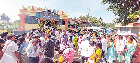 ಪಿರಿಯಾಪಟ್ಟಣದ ಮಸಣಿಕಮ್ಮ ದೇವಾಲಯದಲ್ಲಿ ಭಕ್ತರು ಸರತಿ ಸಾಲಿನಲ್ಲಿ ನಿಂತು ದೇವರ ದರ್ಶನ ಪಡೆದರು.