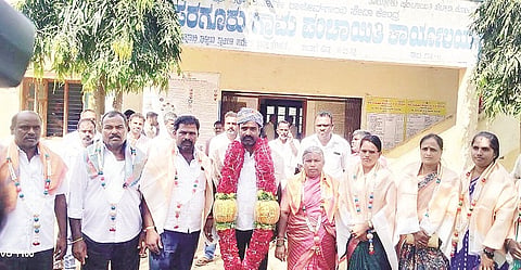  ಜಿ.ಬಿ.ಸರಗೂರು ಗ್ರಾಮ ಪಂಚಾಯಿತಿ ಅಧ್ಯಕ್ಷರಾಗಿ ಜೆಡಿಎಸ್ ಬೆಂಬಲಿತ ಅಭ್ಯರ್ಥಿ ಈರೇಗೌಡ ಅವಿರೋಧವಾಗಿ ಆಯ್ಕೆಯಾದರು.