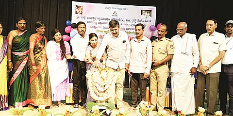 ಎಚ್.ಡಿ.ಕೋಟೆ ಪಟ್ಟಣದ ಅಂಬೇಡ್ಕರ್ ಭವನದಲ್ಲಿ ಆಯೋಜಿಸಿದ್ದ ಮಹಿಳಾ ವಿಚಾರಗೋಷ್ಠಿಯನ್ನು ಗಣ್ಯರು ಉದ್ಘಾಟಿಸಿದರು. ವಿಜಯಕುಮಾರ್, ಭಾಸ್ಕರ್, ಶಾಂತಮ್ಮ, ಶಾಂತಾ ಇದ್ದರು.