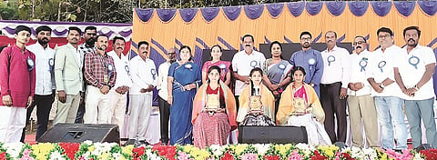 ಸರಗೂರು ಪಟ್ಟಣದ ಪ್ರಗತಿ ವಿದ್ಯಾಸಂಸ್ಥೆಯಲ್ಲಿ ಆಯೋಜಿಸಿದ್ದ ಶಾಲಾ ವಾರ್ಷಿಕೋತ್ಸವದಲ್ಲಿ ಕ್ರೀಡಾಪಟುಗಳನ್ನು ಸನ್ಮಾನಿಸಲಾಯಿತು.