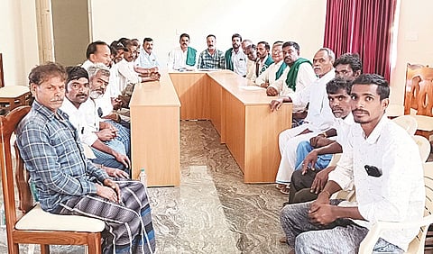  ಹುಲ್ಲಹಳ್ಳಿ ಗ್ರಾಮದಲ್ಲಿ ಆಯೋಜಿಸಿದ್ದ ಪೂರ್ವಭಾವಿ ಸಭೆಯಲ್ಲಿ ಹದಿನಾರು ಶಿವಕುಮಾರ್, ಸತೀಶ್, ಅಂಬಳೆ ಕುಮಾರ್, ಚಿನ್ನಸ್ವಾಮಿ, ಬಸಪ್ಪ, ಸಿದ್ದರಾಜು, ವೀರಭದ್ರಪ್ಪ, ಮಹೇಶ್, ಮಾದಪ್ಪ, ಪ್ರಕಾಶ್, ಪಾಪಣ್ಣ, ಶಂಕ್ರಪ್ಪ, ಧರ್ಮೇಂದ್ರ, ಬಸವಣ್ಣ, ಸೋಮಣ್ಣ ಪಾಲ್ಗೊಂಡಿದ್ದರು.