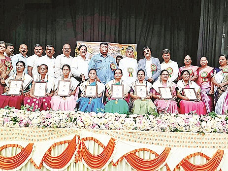 ಪಿರಿಯಾಪಟ್ಟಣದ ಡಿ.ದೇವರಾಜ ಅರಸು ಕಲಾಭವನದಲ್ಲಿ ಆಯೋಜಿಸಿದ್ದ ಕಾರ್ಯಕ್ರಮದಲ್ಲಿ  ಶಿಕ್ಷಕಿಯರನ್ನು ಸನ್ಮಾನಿಸಲಾಯಿತು. ನಿತಿನ್ ವೆಂಕಟೇಶ್, ಸಿ.ಕೆ.ಸರಸ್ವತಿ, ಡಾ.ಶಿವಕುಮಾರ್, ಡಿ.ಎನ್.ರವಿ ಪ್ರಸನ್ನ, ಶಿವರಾಜು, ಎಂ.ಸಿ.ಪ್ರಶಾಂತ್, ಲಿಲ್ಲಿ ಮೇರಿ, ಎಚ್.ಎಂ.ಜ್ಯೋತಿ, ರುಕ್ಮಿಣಿ, ರಫಿಯಾ ಬಾನು, ಪಿ.ಕೆ.ಜಯಂತಿ, ಸಿ.ವಿಜಯಾ, ಶೈಲಜ, ಶಕುಂತಲಾ ಇದ್ದರು.