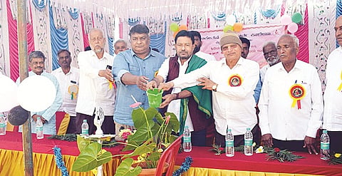 ಬೆಟ್ಟದಪುರದ ಅನಿಕೇತನ ಪದವಿ ಪೂರ್ವ ಕಾಲೇಜಿನಲ್ಲಿ ಅಂಬೇಡ್ಕರ್ ಗ್ರಂಥಾಲಯವನ್ನು ನಿತಿನ್ ವೆಂಕಟೇಶ್ ಗಿಡಕ್ಕೆ ನೀರೆರೆಯುವ ಮೂಲಕ ಉದ್ಘಾಟಿಸಿದರು. ಜನಾರ್ದನ್ (ಜನ್ನಿ), ರೆಹಮತಜಾನ್ ಬಾಬು, ಪ್ರೊ.ಕೆ.ಸಿ ಬಸವರಾಜು, ಜಿ.ಟಿ ನಾಗರಾಜು, ಅಪ್ಪಣ್ಣ ಇದ್ದರು.

