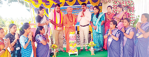  ಮದ್ದೂರು ತಾಲೂಕಿನ ವಳೆಗೆರೆಹಳ್ಳಿಯ ಶ್ರೀ ಸೋಮೇಶ್ವರ ದೇವಸ್ಥಾನದ ಆವರಣದಲ್ಲಿ ಆಯೋಜಿಸಿದ್ದ ಸಾಮೂಹಿಕ ಸಹಸ್ರ ಬಿಲ್ವಾರ್ಚನೆ ಪೂಜಾ ಕಾರ್ಯಕ್ರಮವನ್ನು ಕುಣಿಗಲ್ ಅರೆಶಂಕರ ಮಠದ ಪೀಠಾಧ್ಯಕ್ಷ ಶ್ರೀ ಸಿದ್ದರಾಮ ಚೈತನ್ಯ ಸ್ವಾಮೀಜಿ ಉದ್ಘಾಟಿಸಿದರು. ವಿ.ಸಿ.ಉಮಾಶಂಕರ್, ಟಿ.ಸಿ.ವಸಂತ ನಿಂಗೇಗೌಡ, ಯೋಗೇಶ್‌ಕನ್ಯಾಡಿ, ಪ್ರತಿಭಾ, ತೇಜಾವತಿ ಇತರರು ಇದ್ದರು.