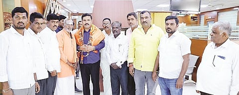 ಗುರು ಮಲ್ಲೇಶ್ವರ ದಾಸೋಹ ಮಠದ ಉದ್ಘಾಟನೆ ಸಮಾರಂಭಕ್ಕೆ ಶಾಸಕ ಬಿ.ವೈ.ವಿಜಯೇಂದ್ರ ಯಡಿಯೂರಪ್ಪ ಅವರನ್ನು ಬಿಳಿಗೆರೆಹುಂಡಿ ಮಠದ ಗುರುಸ್ವಾಮಿ ಸ್ವಾಮೀಜಿ ಆಹ್ವಾನಿಸಿದರು. ಡಿ.ಎಲ್.ಮಹದೇವಪ್ಪ, ಎಸ್. ಕೆ. ಕಿರಣ್, ಕಿರಗಸೂರ್ ಮಹದೇವಸ್ವಾಮಿ ಇತರರು ಇದ್ದರು.