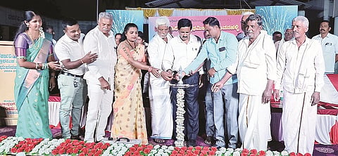 ಬೆಟ್ಟದಪುರ ಸಮೀಪದ ಭುವನಹಳ್ಳಿ ಸರ್ಕಾರಿ ಪ್ರಾಥಮಿಕ ಶಾಲೆಯಲ್ಲಿ ಆಯೋಜಿಸಿದ್ದ ಶಾಲಾ ವಾರ್ಷಿಕೋತ್ಸವವನ್ನು ಗಣ್ಯರು ಉದ್ಘಾಟಿಸಿದರು.