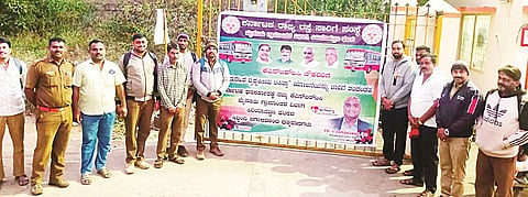 ಪಿರಿಯಾಪಟ್ಟಣದಲ್ಲಿ ಸಾರಿಗೆ ಘಟಕದ ಸಿಬ್ಬಂದಿ ಸಿಹಿ ಹಂಚಿ ಸಂಭ್ರಮಿಸಿದರು.