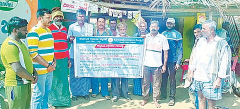 ಚಪ್ಪರದಹಳ್ಳಿ ಗ್ರಾಮದಲ್ಲಿ ಆಯೋಜಿಸಿದ್ದ ಕಾರ್ಯಕ್ರಮದಲ್ಲಿ ರಿಕೆವೈಸಿ, ಸಿಕೆವೈಸಿ ಕುರಿತು ಗ್ರಾಹಕರಿಗೆ ಅರಿವು ಮೂಡಿಸಲಾಯಿತು.