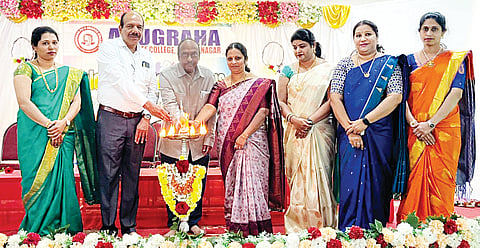 ಕುಶಾಲನಗರದ ಅನುಗ್ರಹ ಕಾಲೇಜಿನಲ್ಲಿ ಬುಧವಾರ ಆಯೋಜಿಸಿದ್ದ ವಾರ್ಷಿಕೋತ್ಸವ ಸಮಾರಂಭವನ್ನು ಎಸ್.ಕೆ. ಸತೀಶ್ ಉದ್ಘಾಟಿಸಿದರು. ಪ್ರೊ. ಎಚ್.ಬಿ.ಲಿಂಗಮೂರ್ತಿ, ಹರ್ಷಿತಾ, ಶ್ವೇತಾ ಇತರರಿದ್ದರು.
