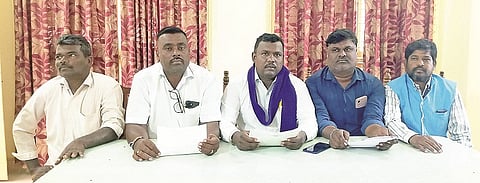 ತಿ.ನರಸೀಪುರ ಕಬಿನಿ ಅತಿಥಿ ಗೃಹದಲ್ಲಿ ಆಯೋಜಿಸಿದ್ದ ಸುದ್ದಿಗೋಷ್ಠಿಯಲ್ಲಿ ದಲಿತ ಸಂಘರ್ಷ ಸಮಿತಿಯ ತಾಲೂಕು ಸಂಚಾಲಕ ಕನ್ನಹಳ್ಳಿ ಶಿವಕುಮಾರ್ ಮಾತನಾಡಿದರು. ನಾಗರಾಜು ವಾಟಾಳ್, ಬಸವರಾಜು, ಶಂಕರಮೂರ್ತಿ ಇತರರು ಇದ್ದರು.